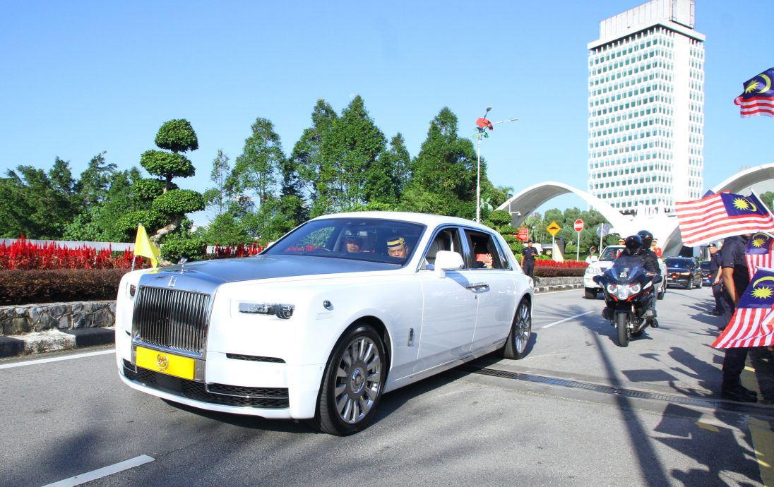 泪别国会广场，苏丹阿都拉陛下卸任国家元首