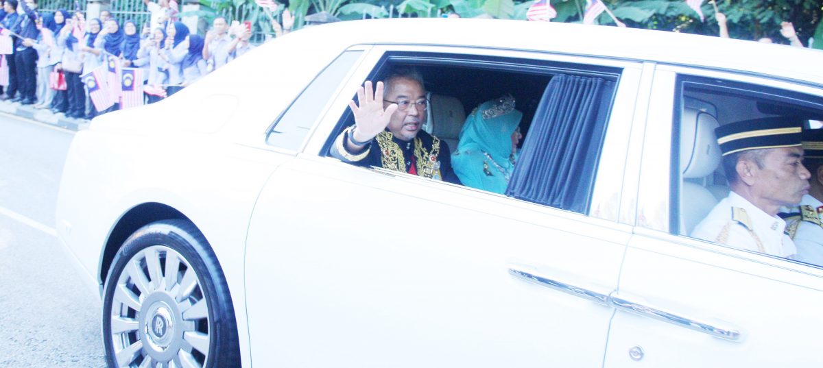 泪别国会广场，苏丹阿都拉陛下卸任国家元首