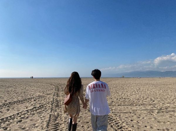 泫雅深夜牵手龙俊亨疑认爱  经纪公司暧昧回应