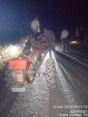 深夜开拖拉机运毒 2毒贩行踪败露跳车逃