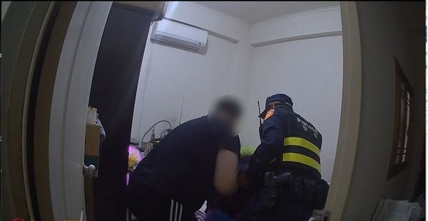 深夜怪声吓哭宝宝　竟是邻居汤匙敲墙求救