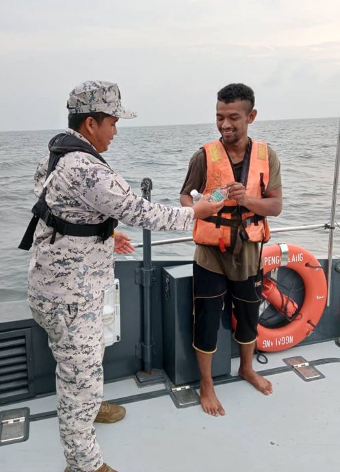 渔船汽油耗尽 在海上漂流渔夫获救