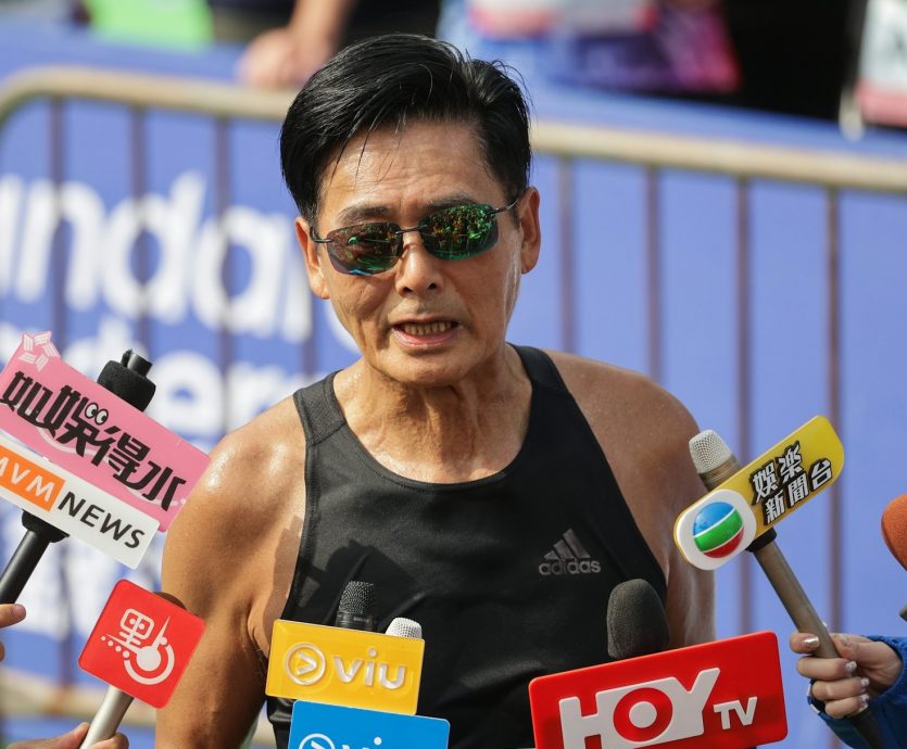 渣打马拉松|68岁周润发出战半马 2小时26分08秒冲线