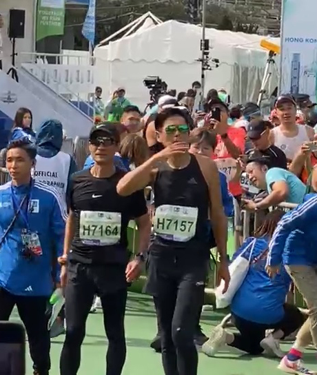 渣打马拉松|68岁周润发出战半马 2小时26分08秒冲线