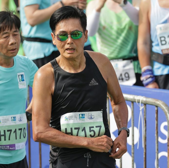 渣打马拉松|68岁周润发出战半马 2小时26分08秒冲线