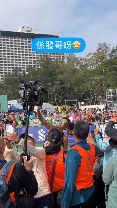 渣打马拉松|68岁周润发出战半马 2小时26分08秒冲线