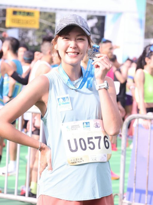 渣打马拉松|68岁周润发出战半马 2小时26分08秒冲线