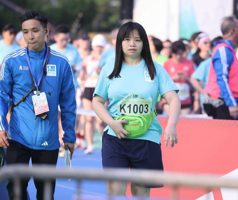 渣打马拉松|68岁周润发出战半马 2小时26分08秒冲线