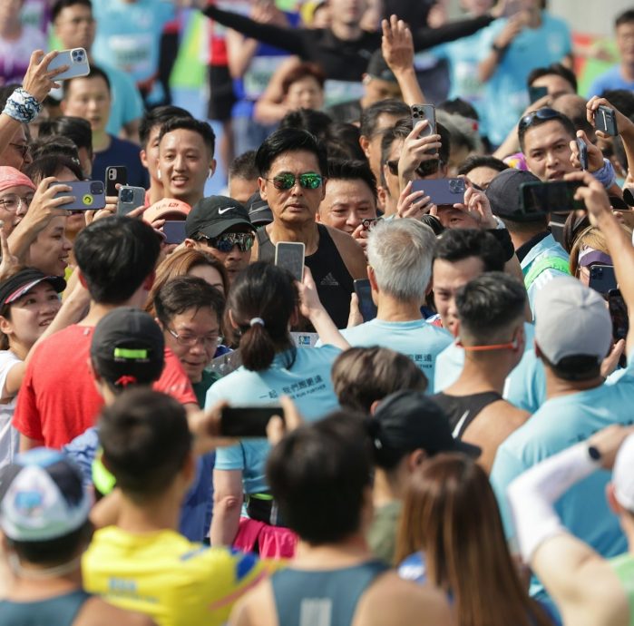 渣打马拉松|68岁周润发出战半马 2小时26分08秒冲线