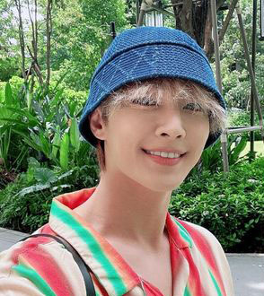 炎亚纶27日复工 当店长互动粉丝