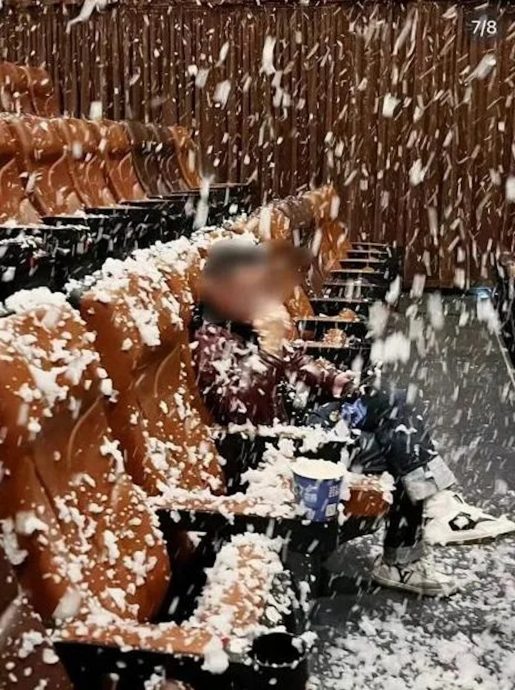 爱情片搞浪漫 中电影院飘雪惨变雪崩?