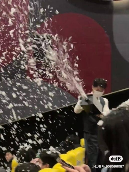 爱情片搞浪漫 中电影院飘雪惨变雪崩?