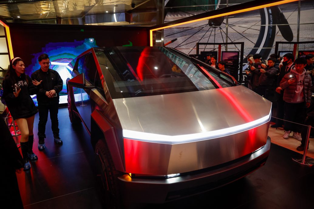 特斯拉Cybertruck在中国首度亮相惹议 网民：像手工焊的