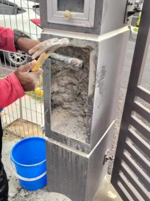 独家 | 邻居:门柱没倒但也有问题!“只有外层是水泥 里面全是沙”