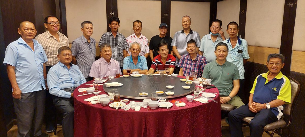 狮尾崇德华小董事长