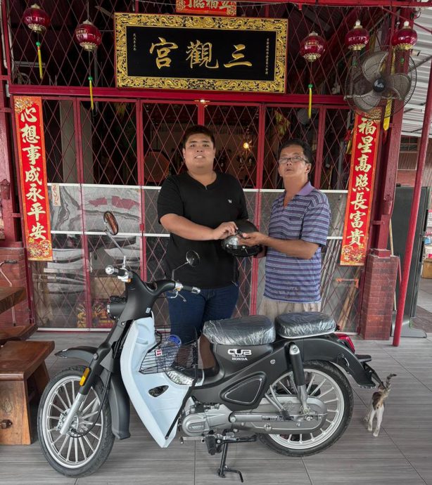 甘文阁三观宫赠摩托车予贫困单身汉