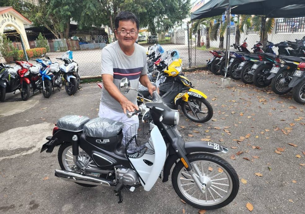 甘文阁三观宫赠摩托车予贫困单身汉