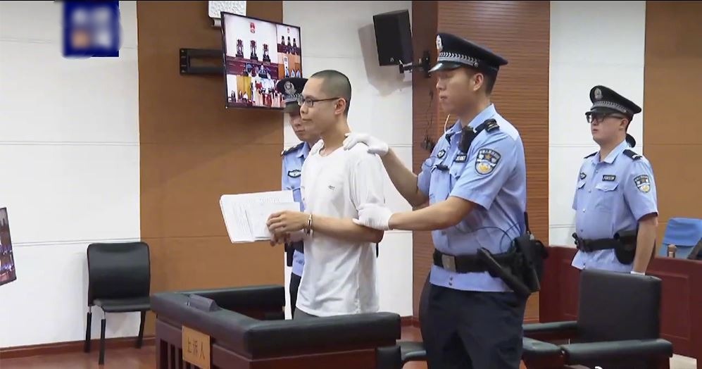 用哑铃杠砸死母亲 北大生吴谢宇周三被执行死刑