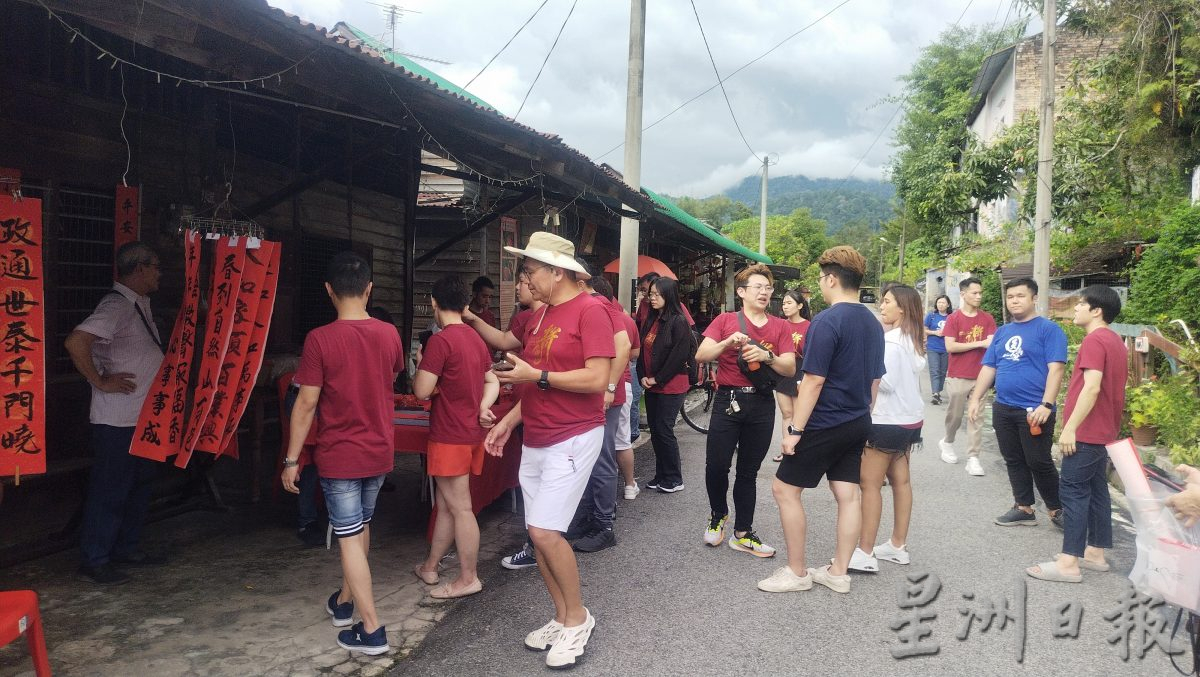 甲板新村生活文物馆  推动手写春联年味浓