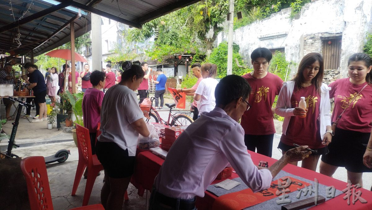 甲板新村生活文物馆  推动手写春联年味浓