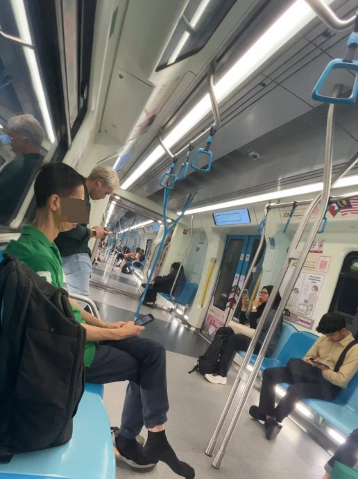 男子捷运脱鞋惹怒搭客 Rapid KL:会采取行动
