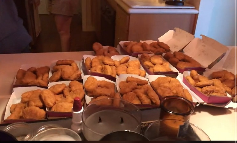 男子订外卖多打1个0 鸡块淹没餐桌千万人笑翻