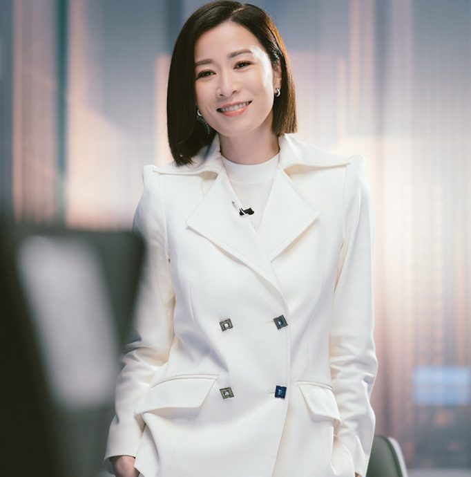 登北京台当新闻女王 佘诗曼粤语播报网赞爆