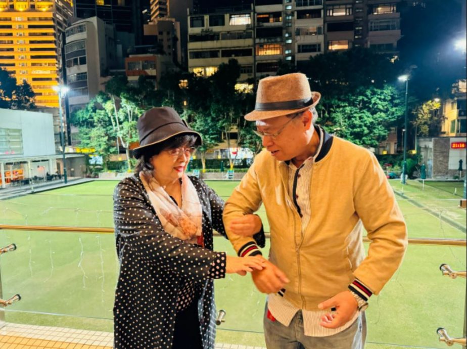 相约黄淑仪李力持补庆75岁生日 徐小凤重现经典黑白波点Look