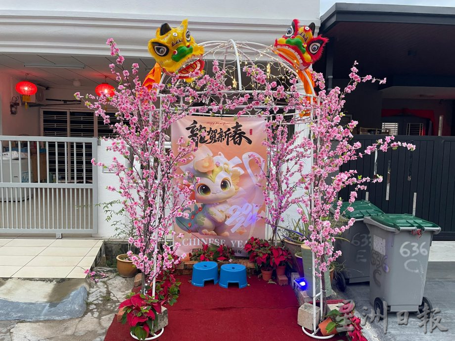 盼吸引游子回家 居民自发布置年景