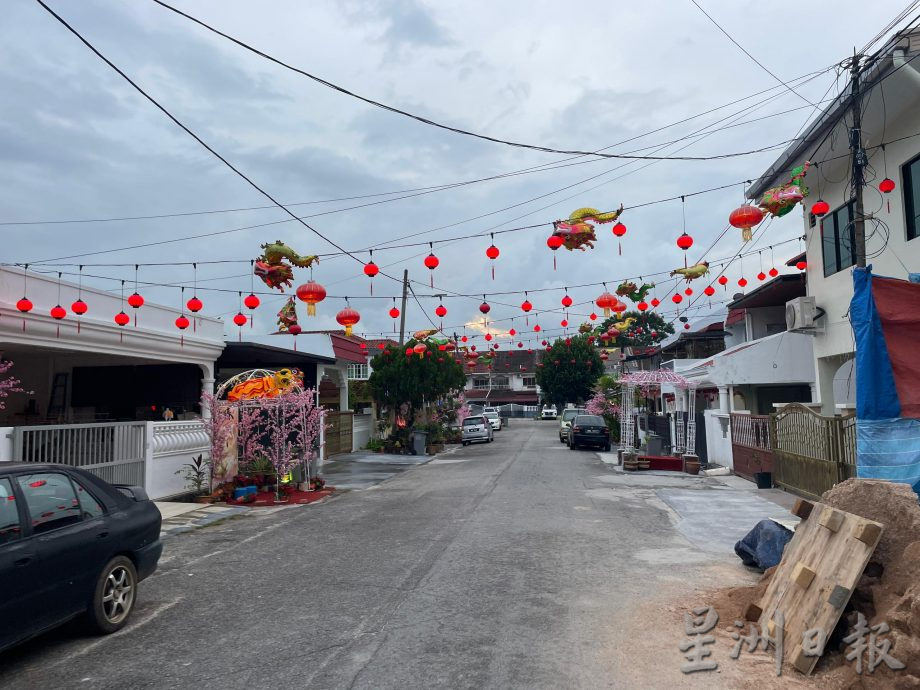 盼吸引游子回家 居民自发布置年景