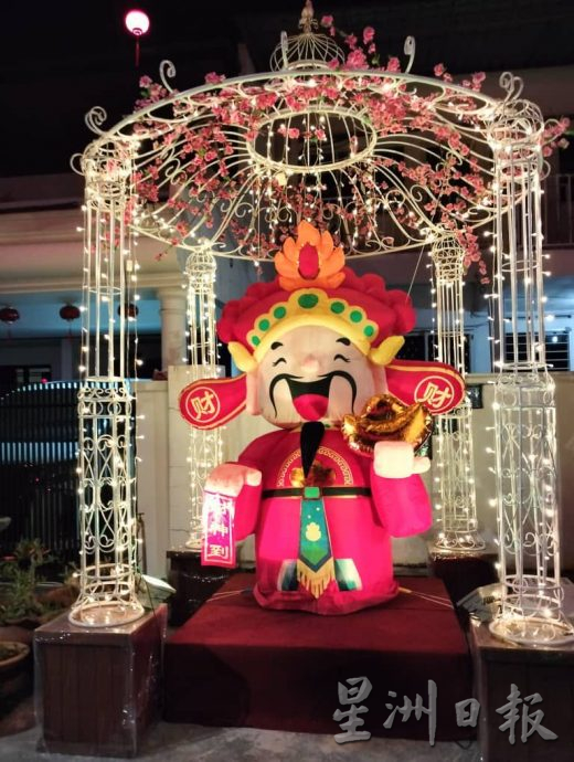 盼吸引游子回家 居民自发布置年景