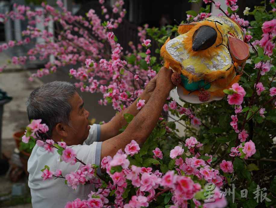 盼吸引游子回家 居民自发布置年景