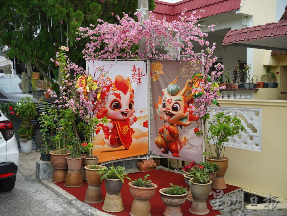 盼吸引游子回家 居民自发布置年景