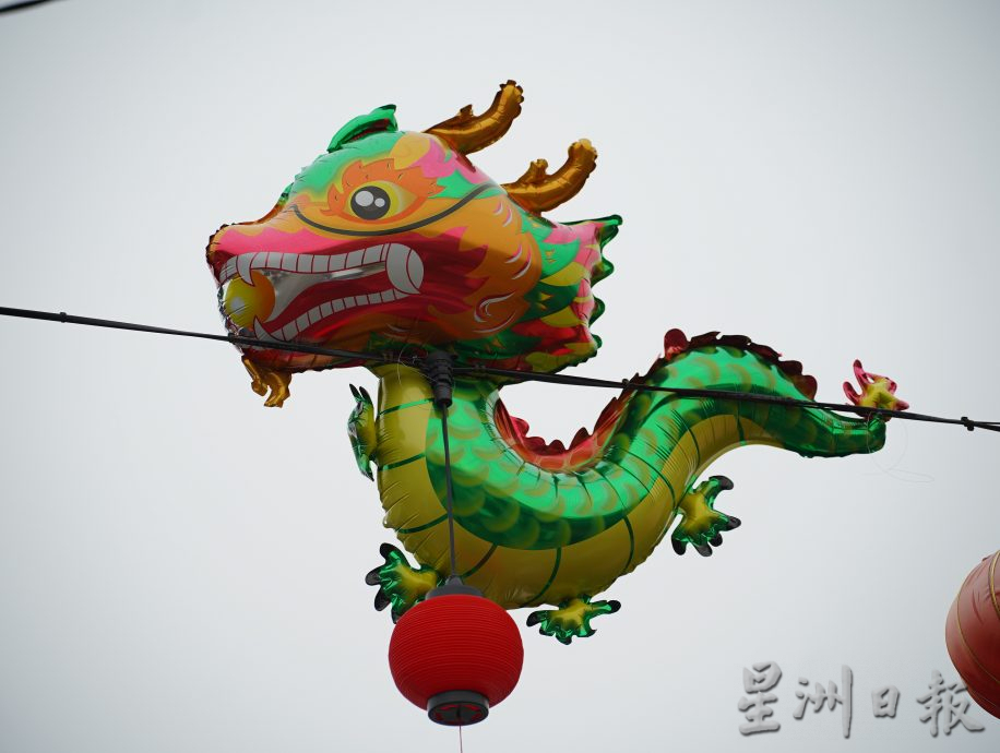 盼吸引游子回家 居民自发布置年景