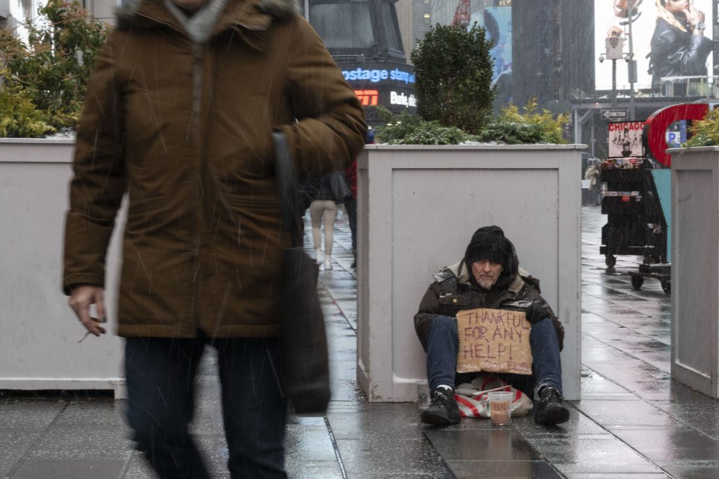 看世界两图)冬冬季风暴狂袭美两周至少50死 俄勒冈州10多万户仍断电