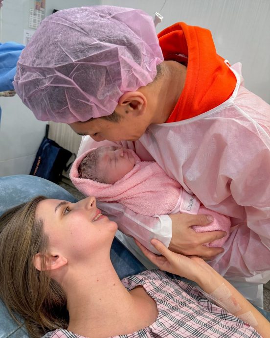 祖雄报喜升格当爸 混血女儿遗传长腿大眼 