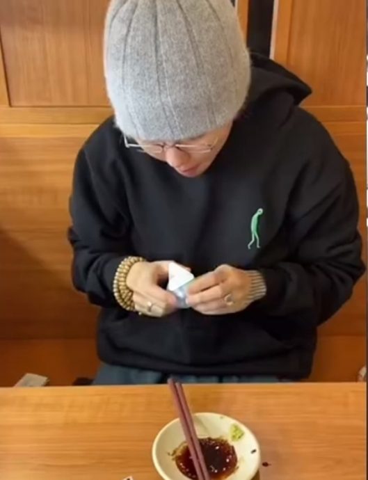 窦靖童真的结婚了？无名指戴戒指引热议 