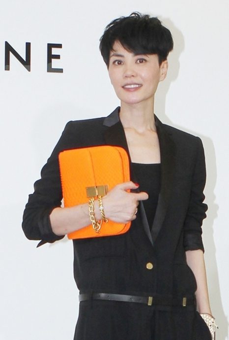 窦靖童真的结婚了？无名指戴戒指引热议 