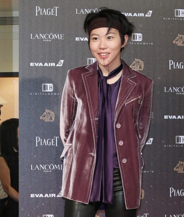 窦靖童真的结婚了？无名指戴戒指引热议 