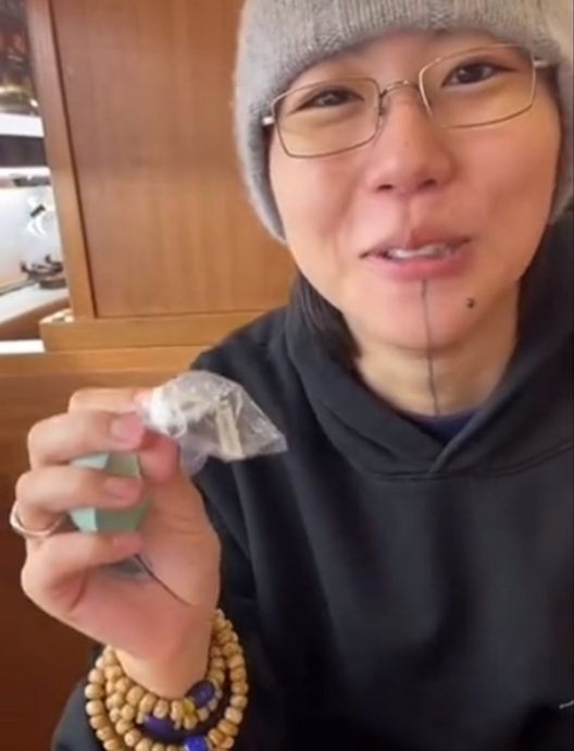 窦靖童真的结婚了？无名指戴戒指引热议 