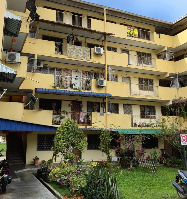 组屋走廊装铁门拦路 递送员在墙壁涂鸦泄愤