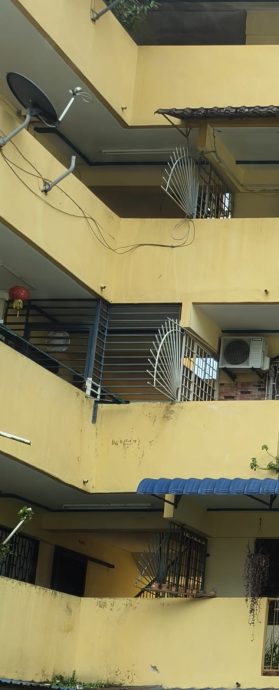 组屋走廊装铁门拦路 递送员在墙壁涂鸦泄愤