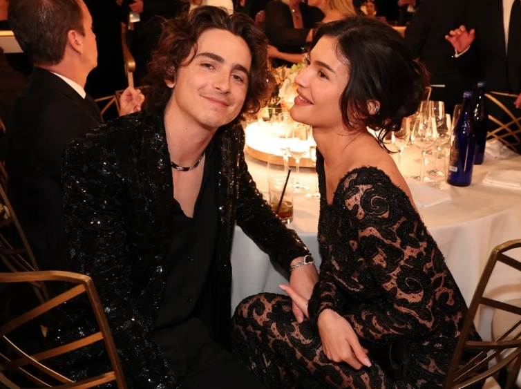 网读唇语挖八卦｜赛琳娜疑向泰莱吐槽 要求合照提摩西被拒