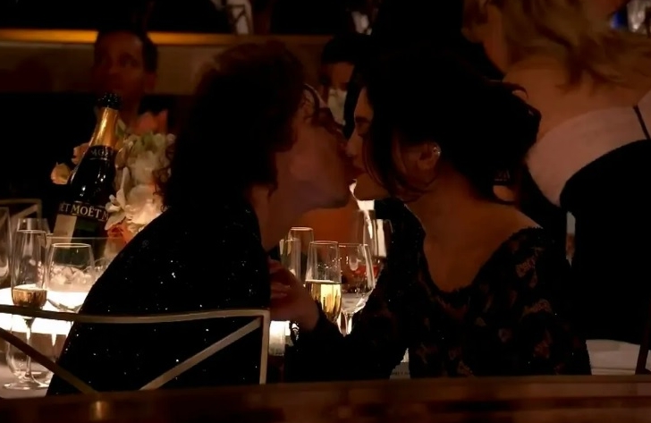 网读唇语挖八卦｜赛琳娜疑向泰莱吐槽 要求合照提摩西被拒