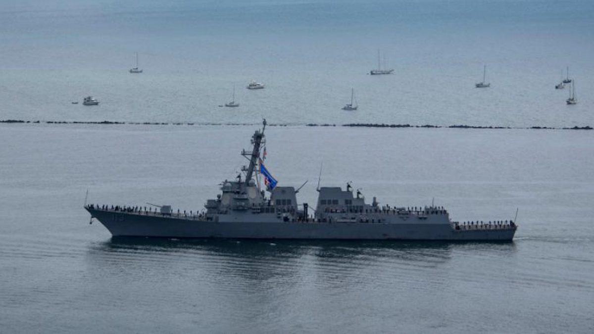 美国海军驱逐舰 约翰芬恩号穿越台海