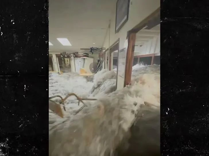 美媒:巨浪冲进马绍尔群岛美军基地餐厅,“画面如同恐怖电影”