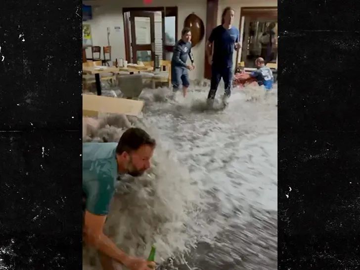 美媒:巨浪冲进马绍尔群岛美军基地餐厅,“画面如同恐怖电影”