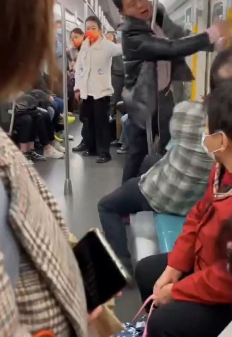 老外地铁上无故遭爆粗吐口水 连环勾拳打到大叔求饶 