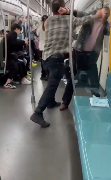 老外地铁上无故遭爆粗吐口水 连环勾拳打到大叔求饶 