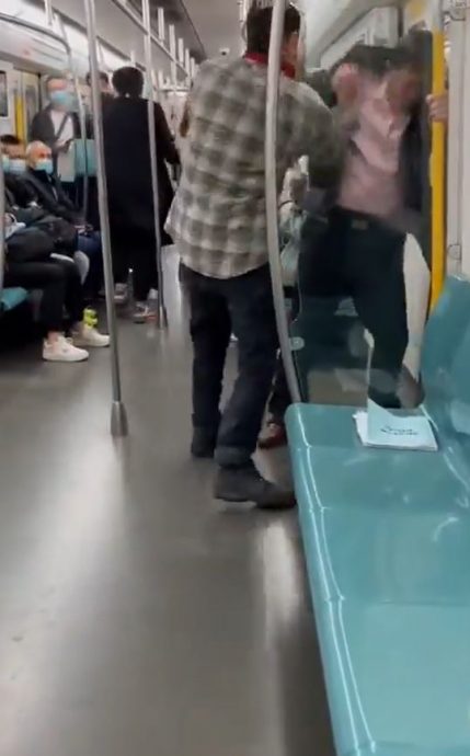 老外地铁上无故遭爆粗吐口水 连环勾拳打到大叔求饶 